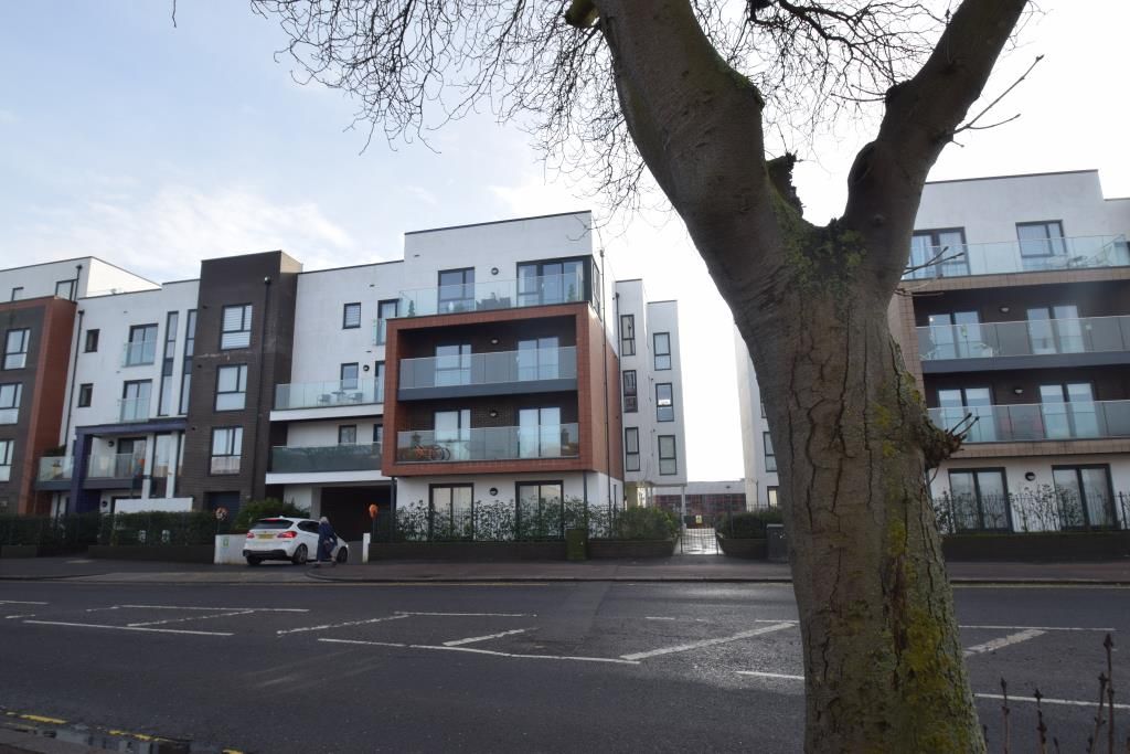 1 bed flat to rent in Southpoint, Sutton Road, Southend On Sea, Essex