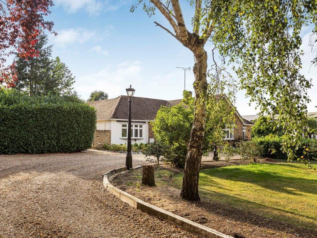 4 bed detached bungalow to rent in 105 Dunstable Road, Redbourn