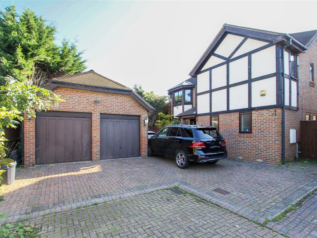 5 bed detached house for sale in Dukes Ride, Ickenham UB10, £975,000