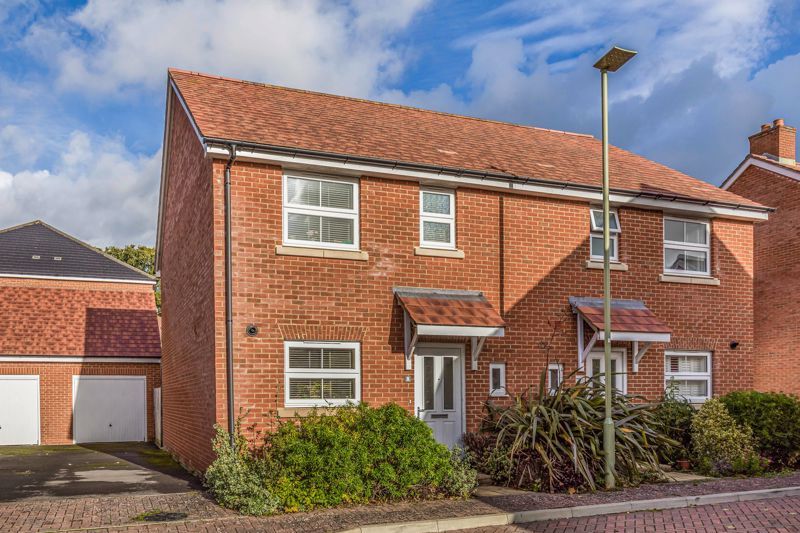 3 bed semidetached house for sale in Bullfinch Close, Brushwood Grove