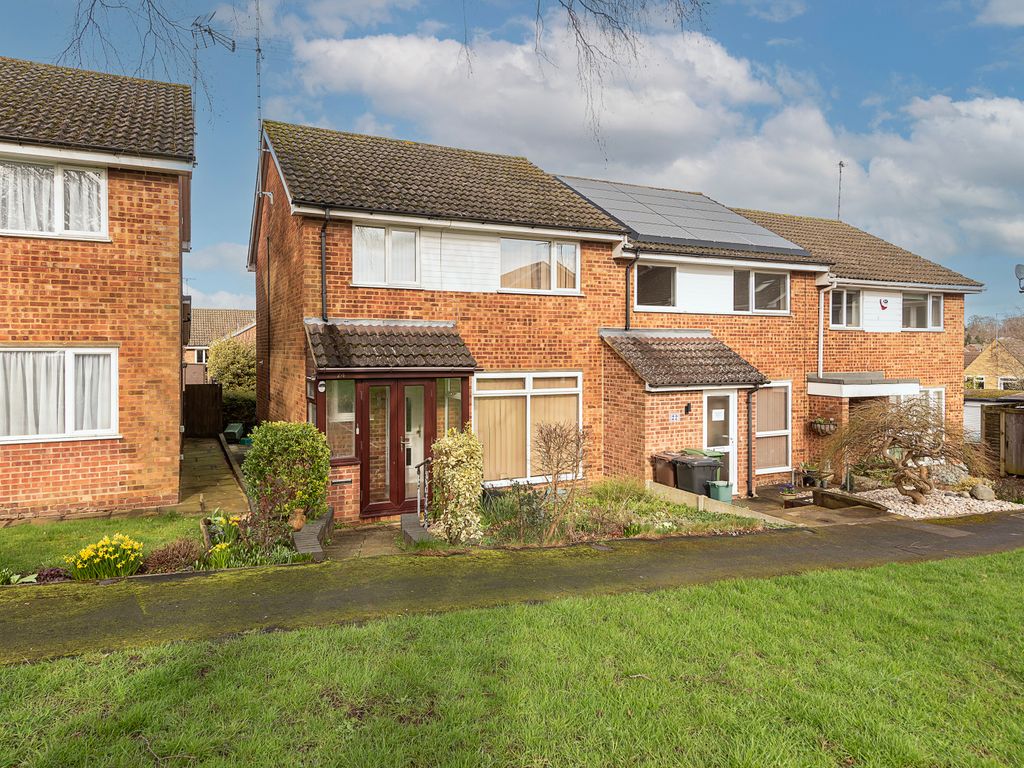 3 bed semidetached house for sale in Broadstone Road, Harpenden