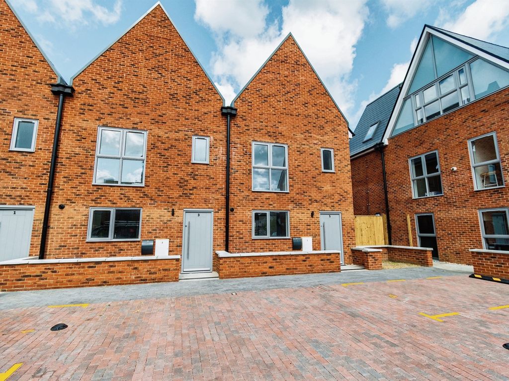 3 bed end terrace house for sale in Church End, Shirley, Southampton