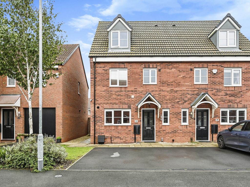 4 bed semidetached house for sale in Spitfire Way, Hucknall