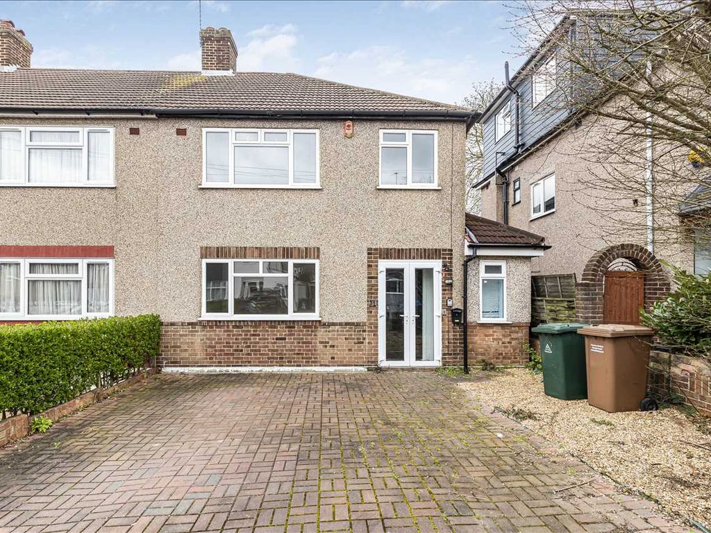 3 bed property for sale in Clarendon Gardens, Dartford DA2, £425,000