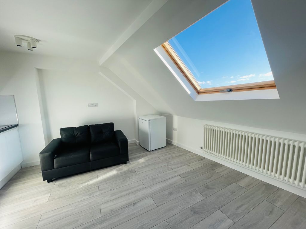 1 bed flat to rent in Balham High Road, London SW12, £1,600 pcm Zoopla