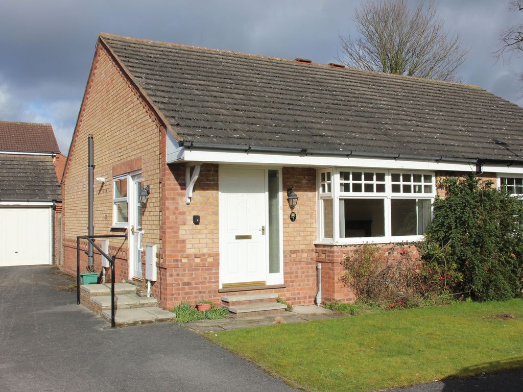 2 bed semidetached bungalow to rent in Hunters Close, Easingwold, York