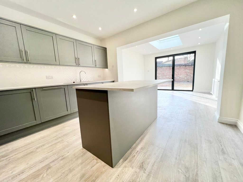 4 bed detached house to rent in Sandringham Road, Watford WD24, £2,500