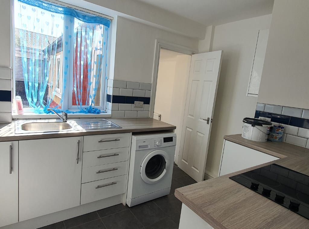 3 bed semidetached house to rent in Shaftesbury Avenue, Intake