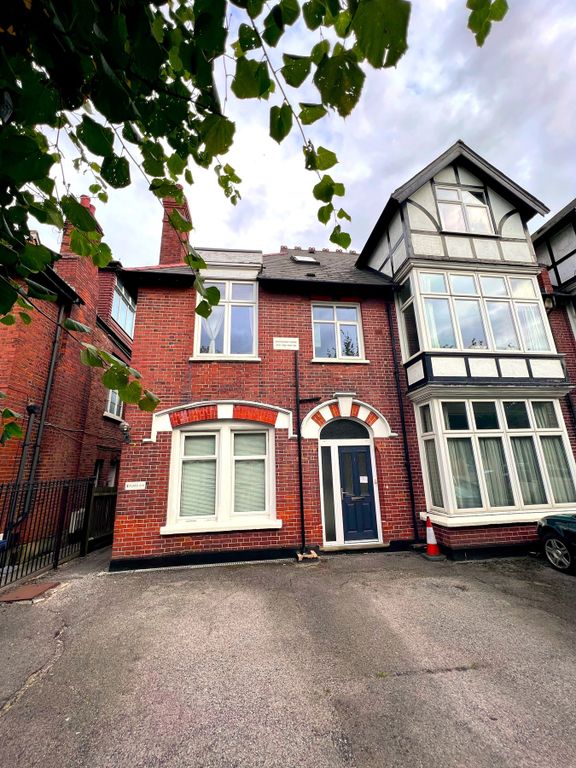 3 bed flat to rent in Grosvenor Lodge, 980 High Road, Whetstone N20, £