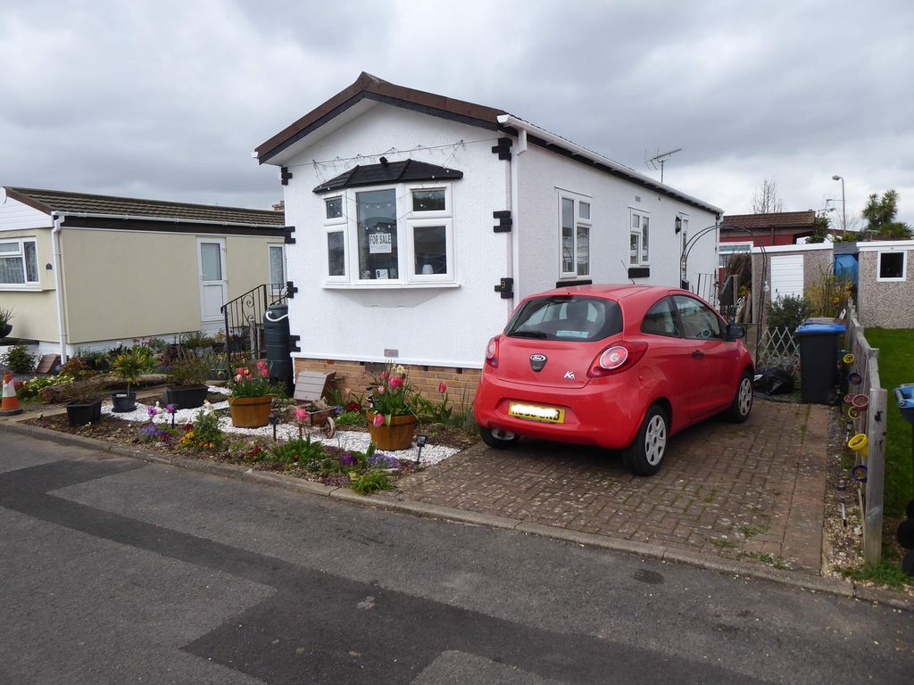 2 bed mobile/park home for sale in Penton Park, Chertsey, Surrey KT16