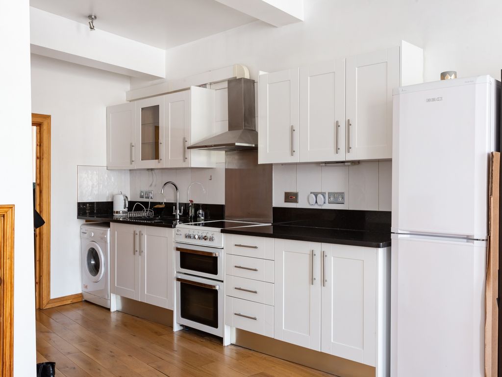1 bed flat to rent in Clapham Common South Side, London SW4 Zoopla