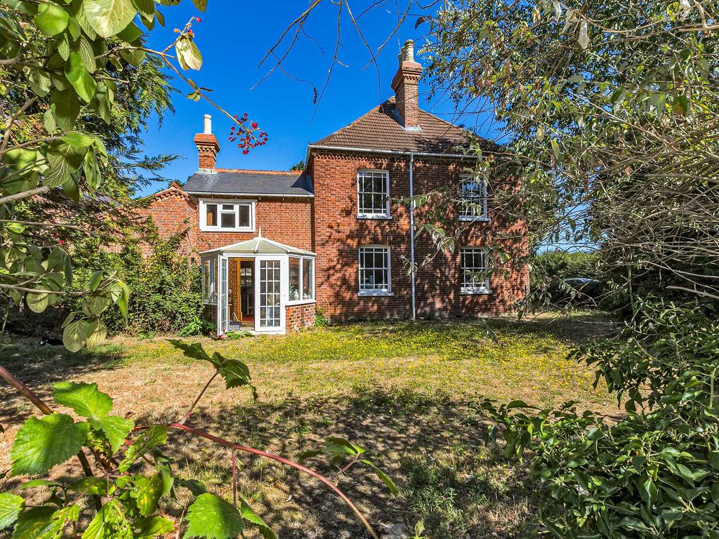 3 bed detached house for sale in Salford Road, Aspley Guise MK17, £