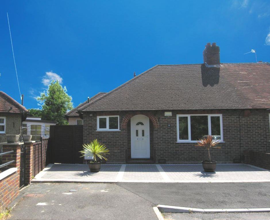3 bed semidetached bungalow to rent in Chestnut Grove, Woking GU22