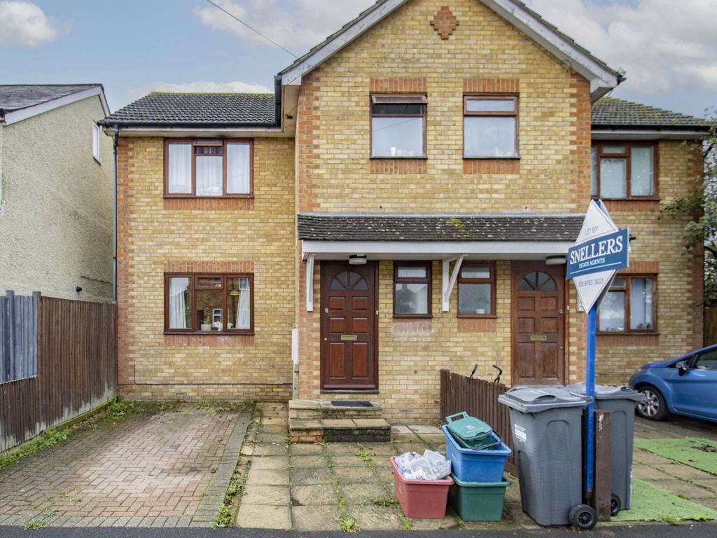 2 bed semidetached house to rent in New Road, Hanworth, Feltham TW13