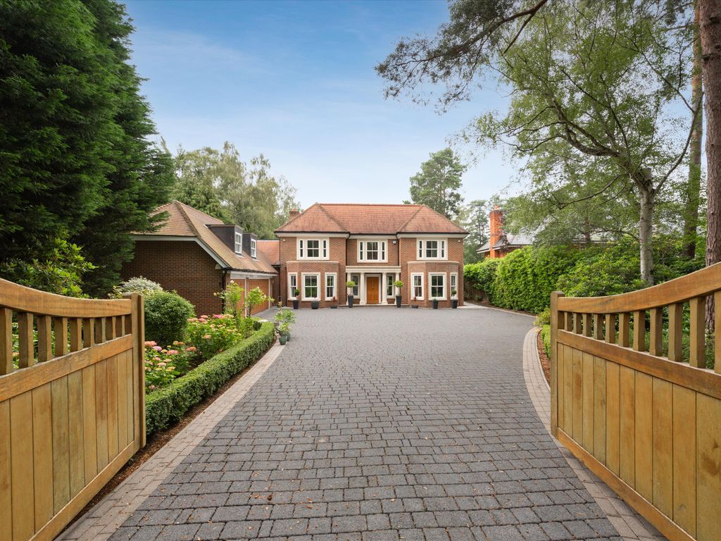 6 bed detached house to rent in Prince Consort Drive, Ascot, Berkshire