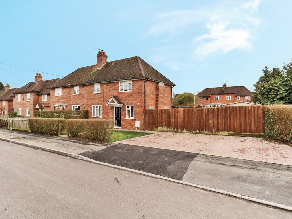 3 bed semidetached house for sale in Lansdowne Road, Alton, Hampshire