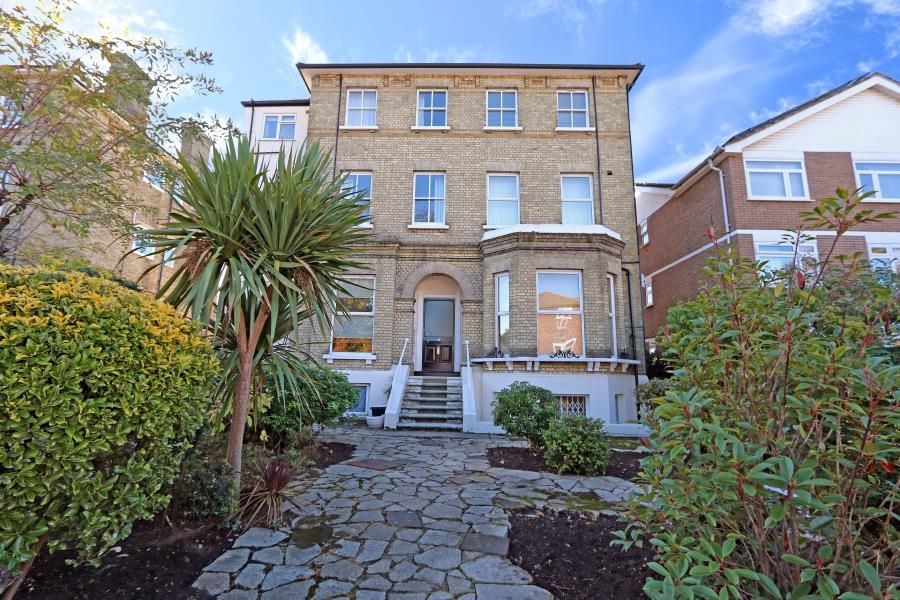 Studio to rent in Parklands, Berrylands, Surbiton KT5, £940 pcm Zoopla