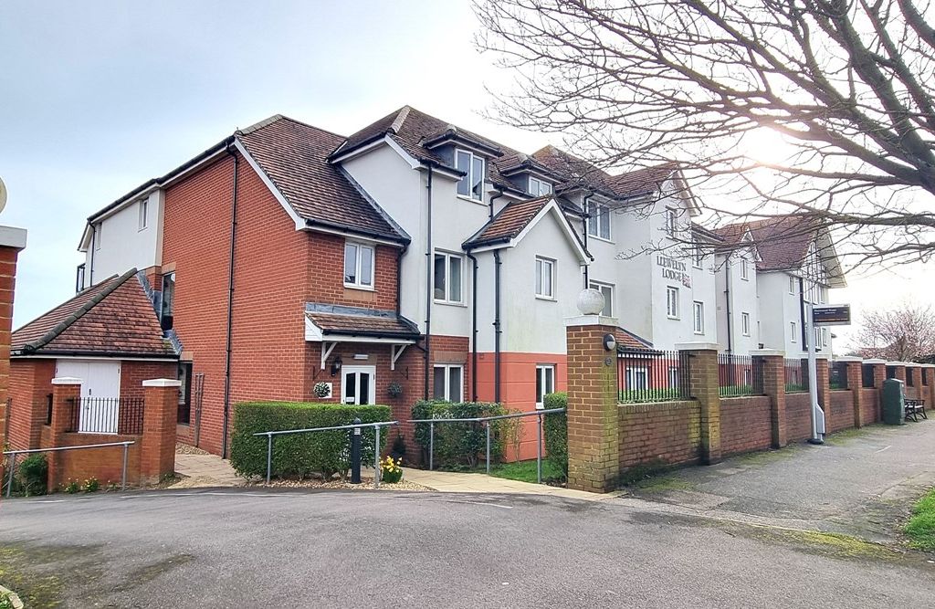 2 bed flat for sale in Cooden Drive, BexhillOnSea TN39, £225,000 Zoopla