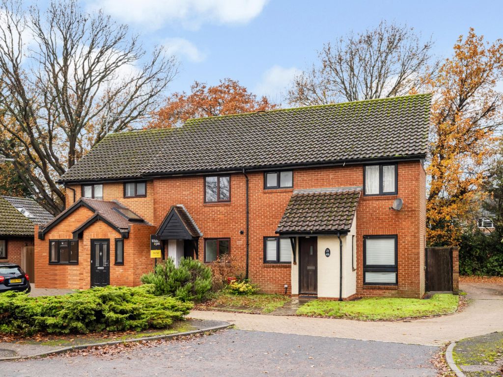 2 bed terraced house for sale in Wheatfield Way, Horley, Surrey RH6, £