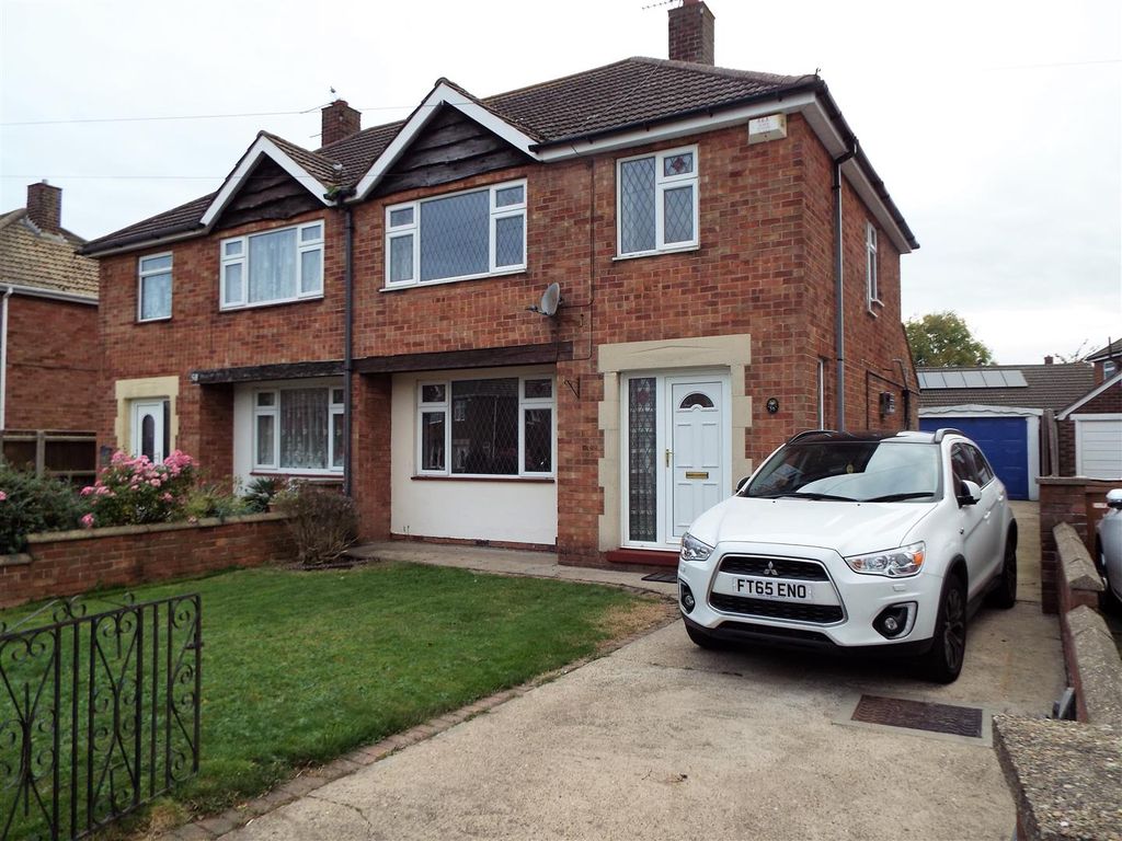 3 bed semidetached house to rent in Danesfield Avenue, Waltham