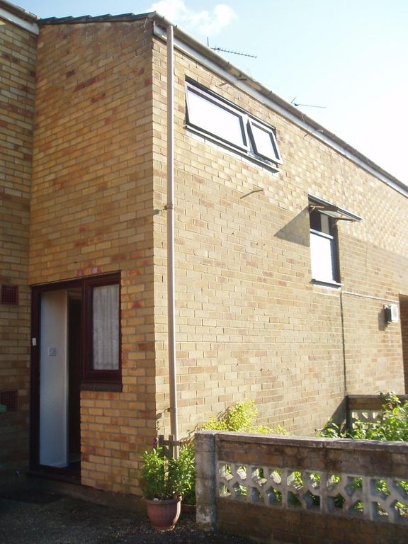 Room to rent in Laburnum Way, Basingstoke RG23, £650 pcm Zoopla