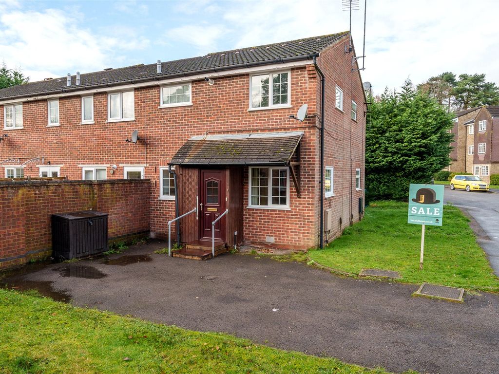 1 bed end terrace house for sale in Crofton Close, Bracknell, Berkshire