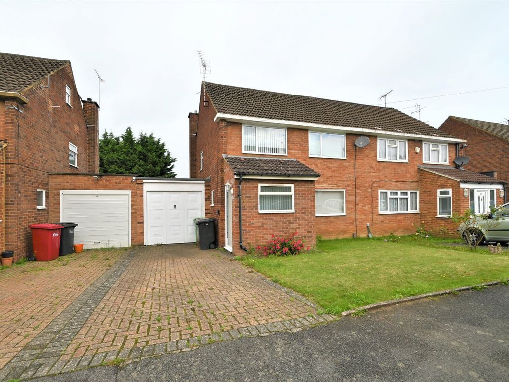 3 bed semidetached house for sale in Barton Road, Langley, Berkshire
