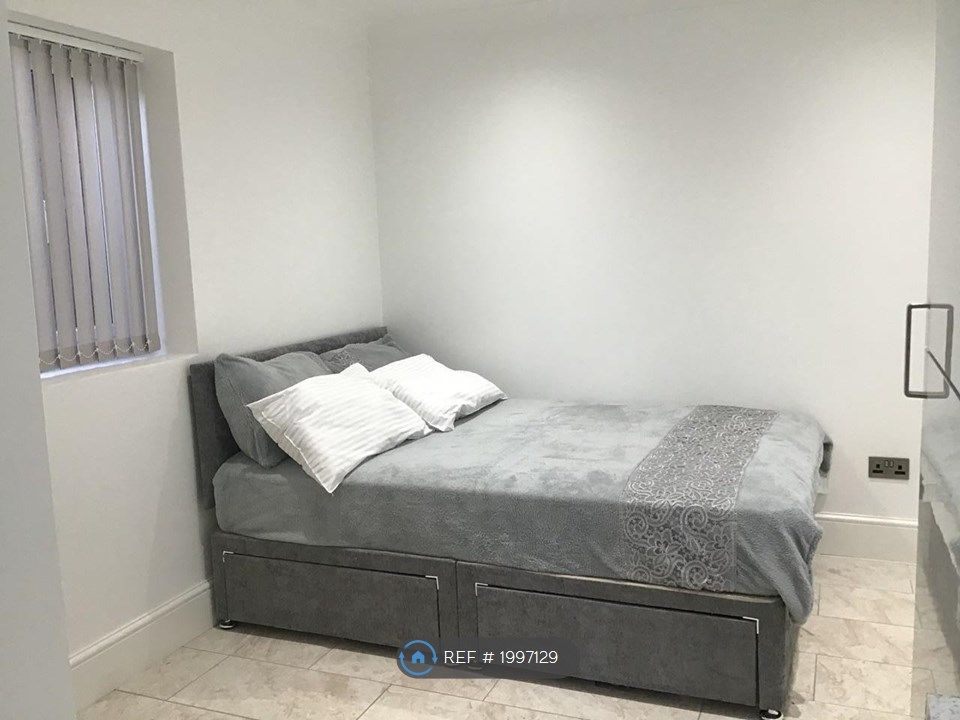 Room to rent in King Edward Avenue, Rainham RM13, £900 pcm Zoopla