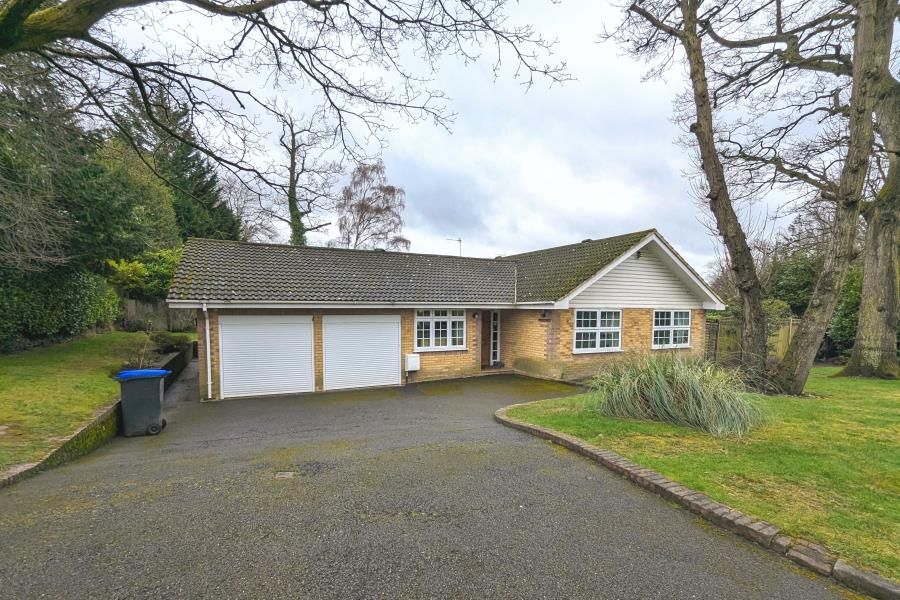 4 bed detached bungalow to rent in Pyrford, Surrey GU22, £2,850 pcm
