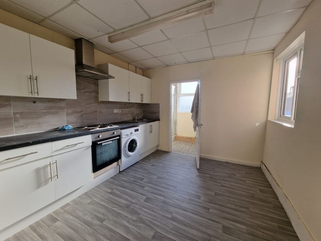 4 bed flat to rent in Stratford Road, Milton Keynes MK12, £1,600 pcm