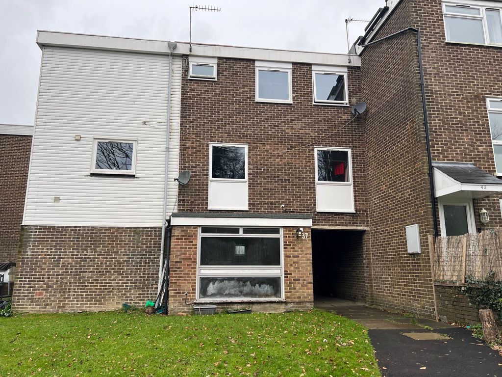 2 bed flat for sale in Hyde Heath Court, Crawley, West Sussex RH10 Zoopla