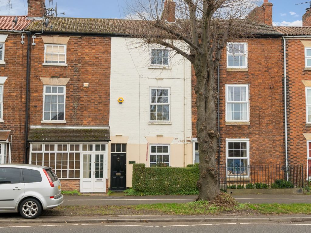 3 bed terraced house for sale in North Parade, Grantham, Lincolnshire