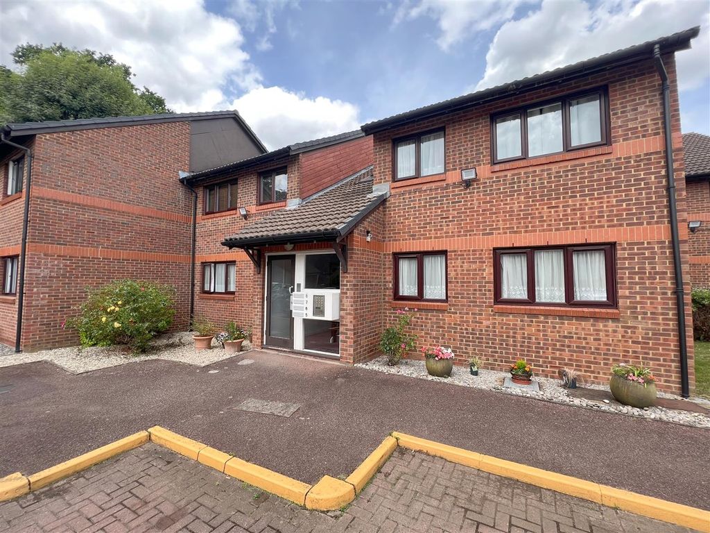 2 bed flat for sale in Park Avenue, Enfield EN1 Zoopla