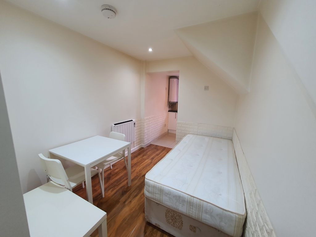 Studio to rent in Clements Road, Ilford IG1, £900 pcm Zoopla