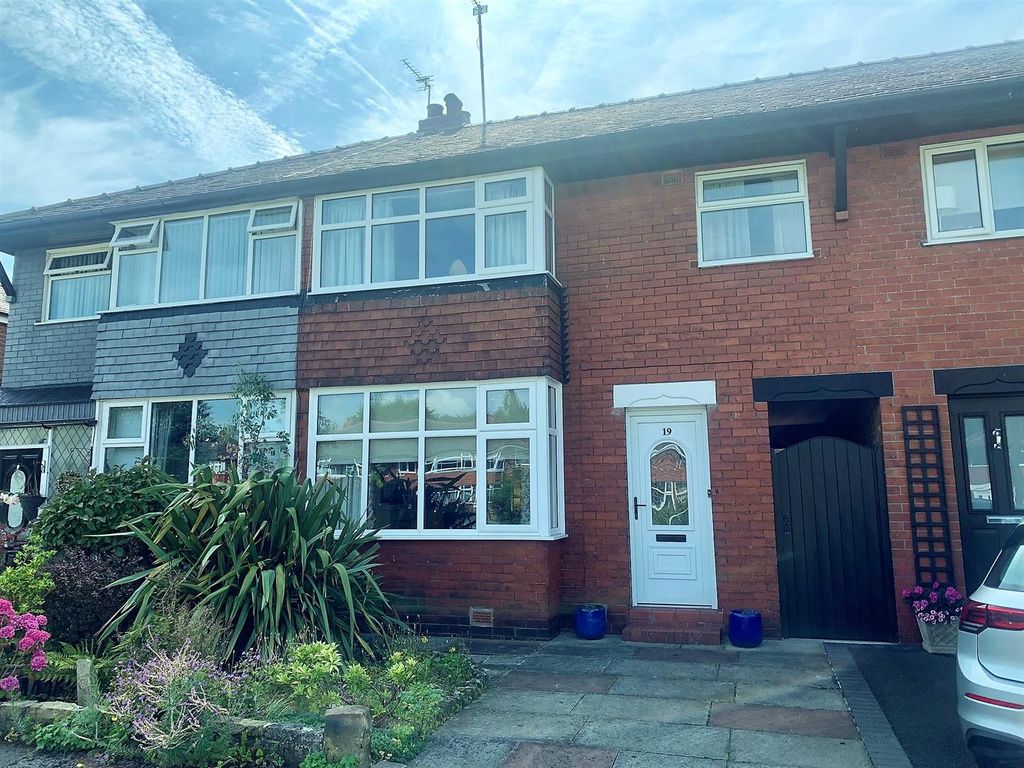 3 bed semidetached house for sale in Amersham Close, Urmston