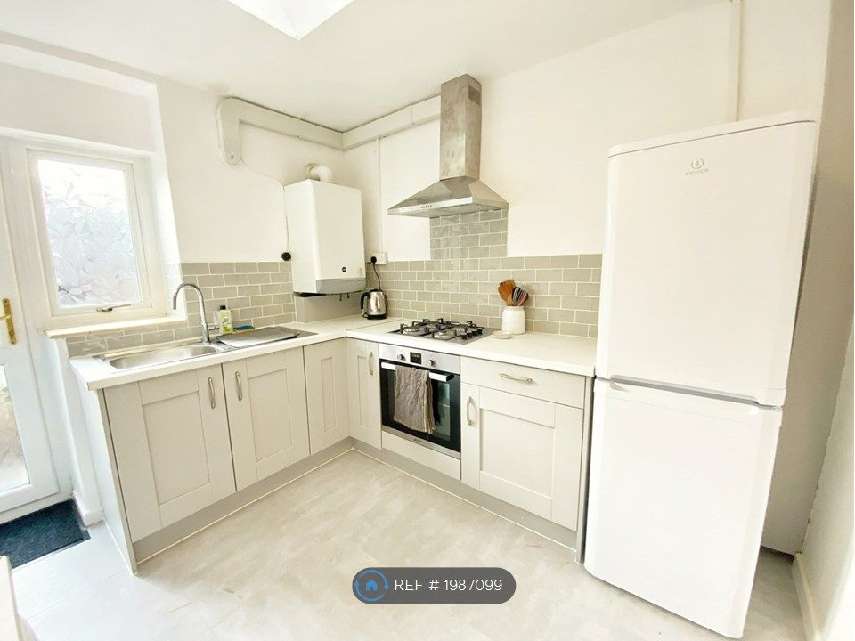 Room to rent in New Park Terrace, Pontypridd CF37, £550 pcm Zoopla