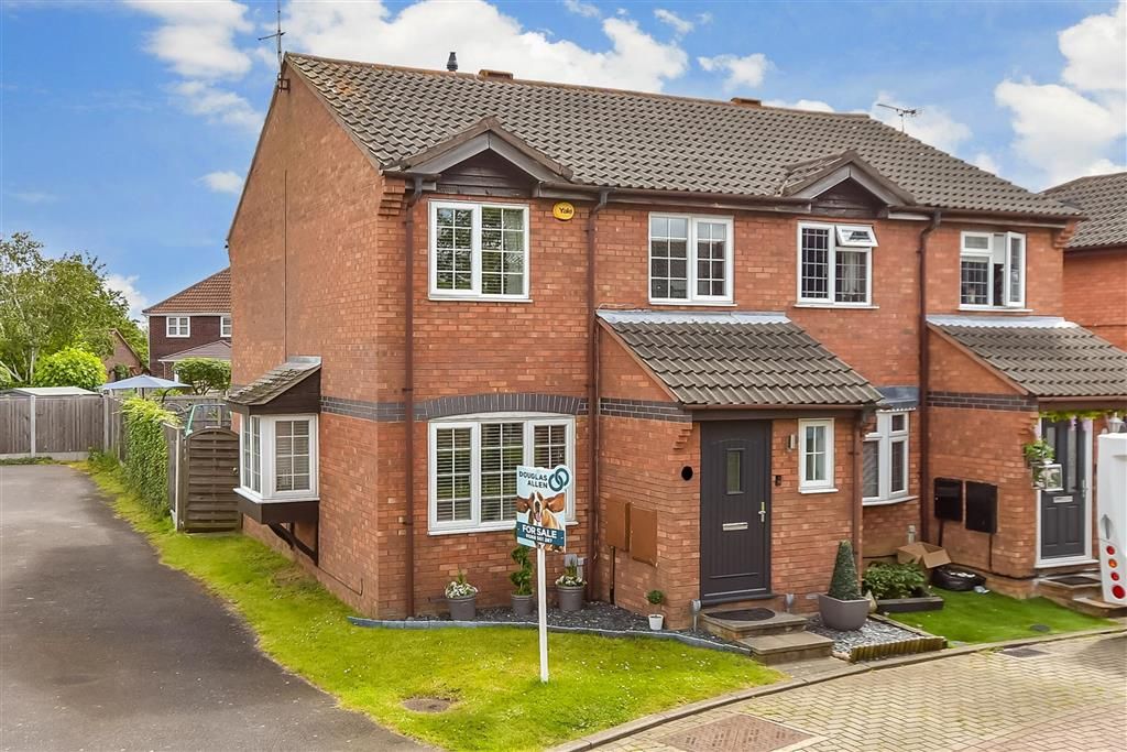 3 bed semidetached house for sale in Tangmere Close, Wickford, Essex