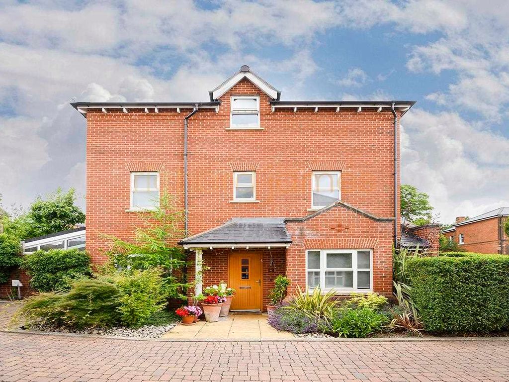 3 bed end terrace house for sale in Charles Sevright Way, London NW7