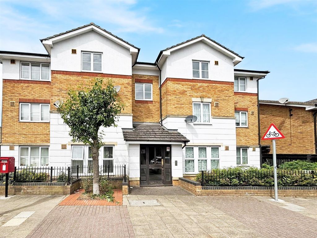 2 bed flat for sale in Gillingham Road, Gillingham ME7, £170,000 Zoopla