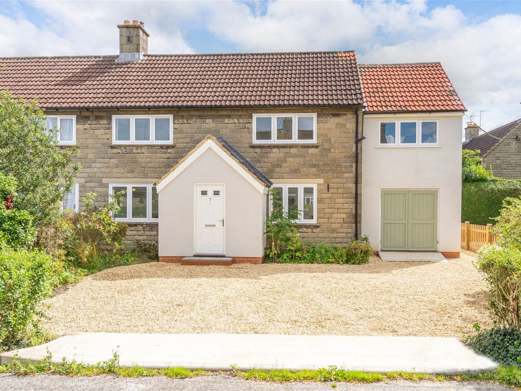 4 bed semidetached house for sale in Greens Close, Hullavington