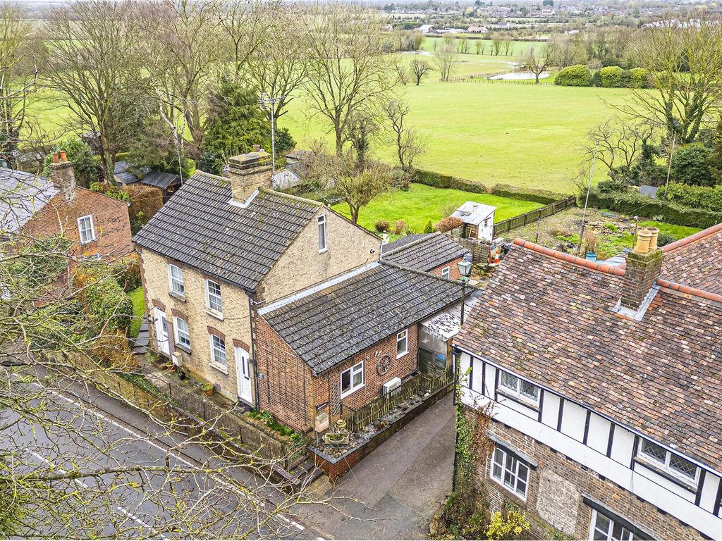 3 bed semidetached house for sale in Church End, Edlesborough