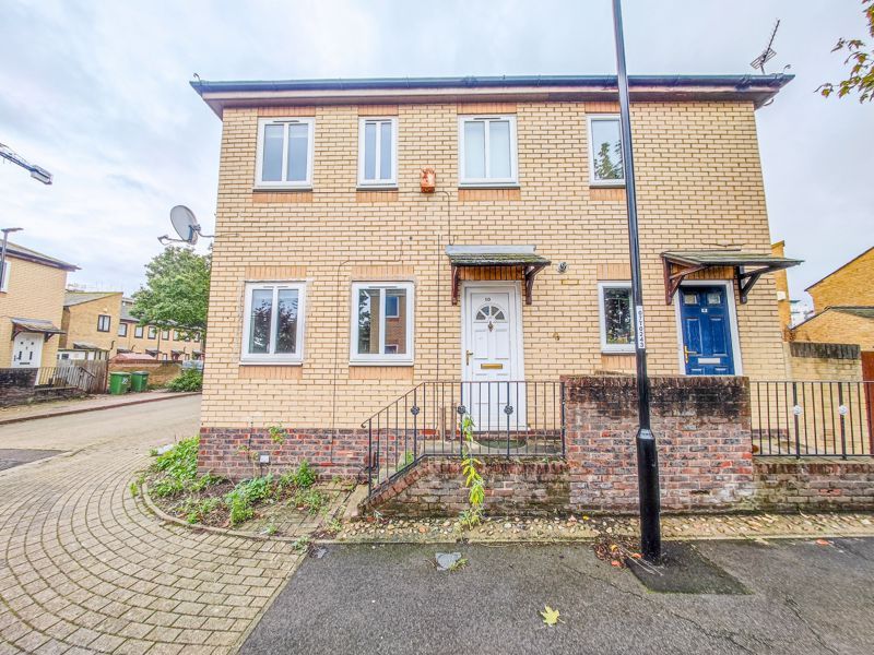 3 bed semidetached house to rent in Camelot Close, West Thamesmead