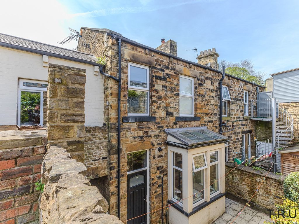 3 bed semidetached house for sale in Halifax Road, Staincliffe, Batley