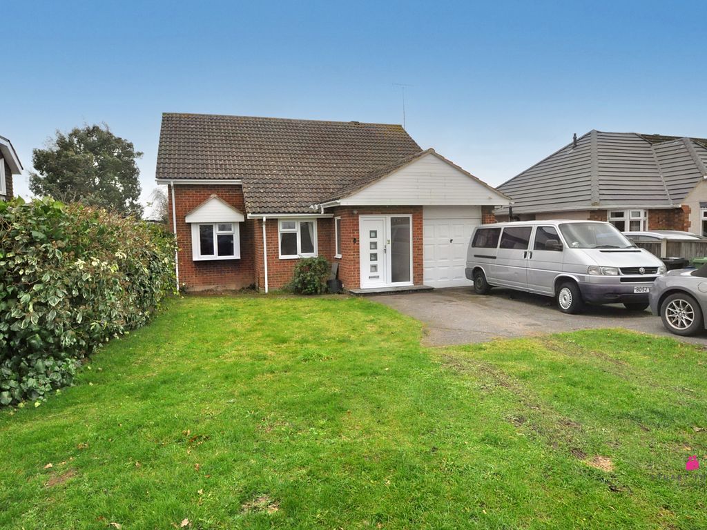 3 bed detached bungalow to rent in Mill Road, Billericay CM11, £2,100