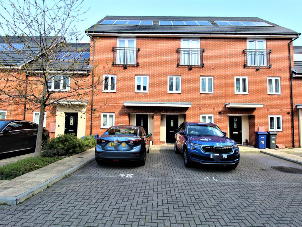 4 bed terraced house to rent in Trading Estate, Motherwell Way, Grays