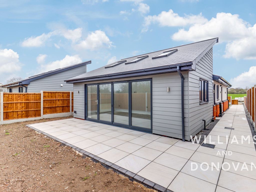 New home, 3 bed detached bungalow for sale in Claremont Mews, Bowers Gifford SS12 Zoopla