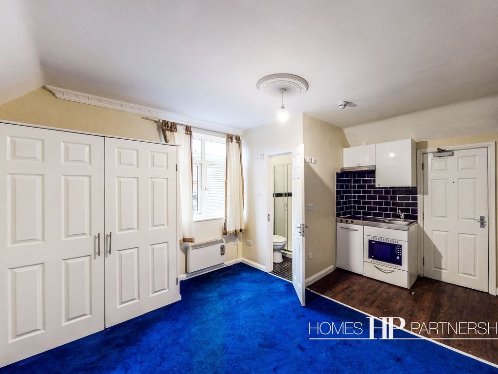 Studio to rent in Ifield Road, Crawley RH11, £675 pcm Zoopla