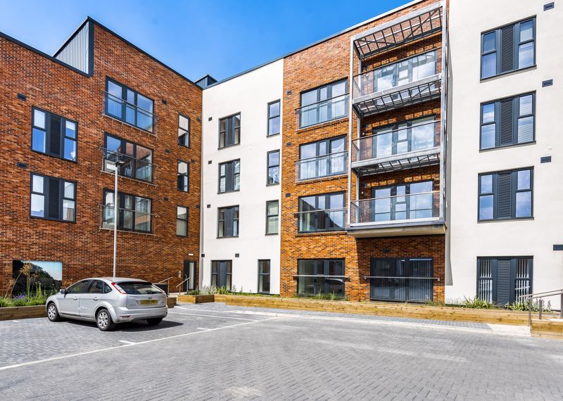 2 bed flat to rent in 1 Anniversary Avenue West, Bicester OX25, £1,450