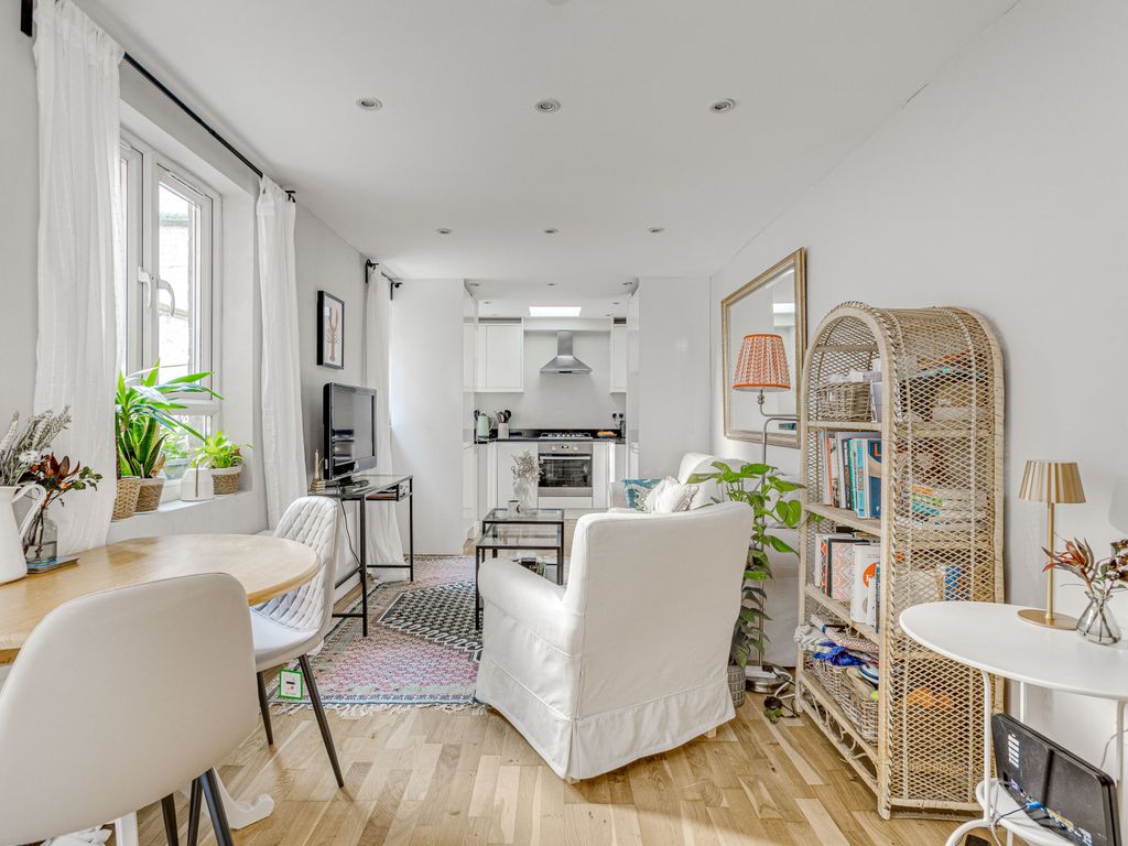 2 bed flat to rent in Queenstown Road, Battersea SW8, £2,400 pcm Zoopla