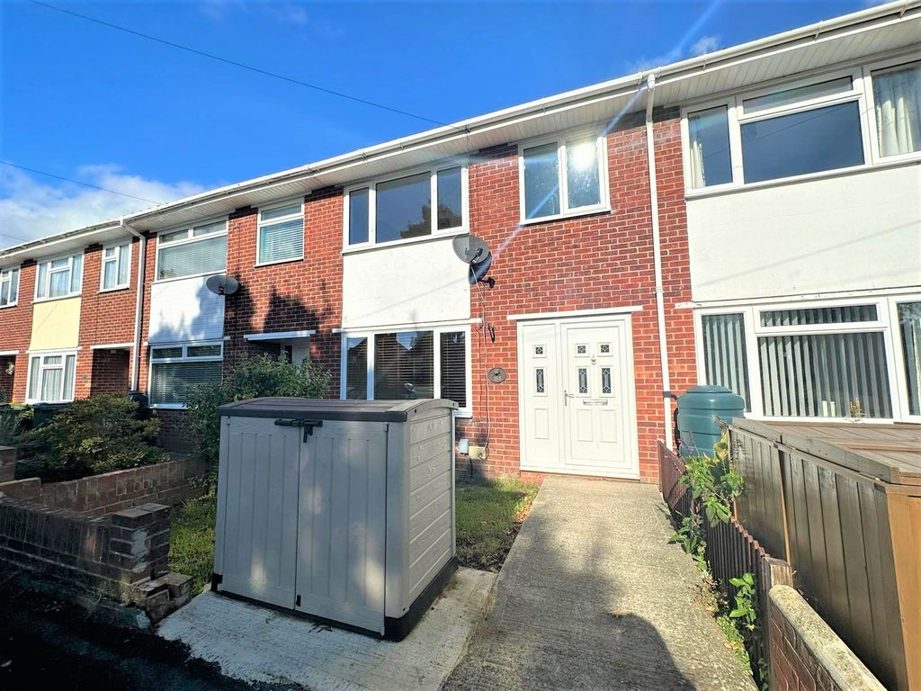 3 bed terraced house to rent in West Street, Portchester, Fareham PO16